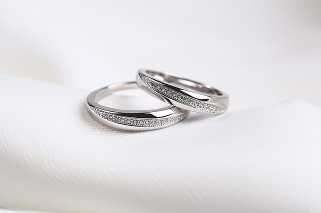 シャネルの結婚指輪、着用芸能人や口コミ・評判、人気ランキング(ココクラッシュも)、婚約指輪とのセット、ペアで安いのは？値段について